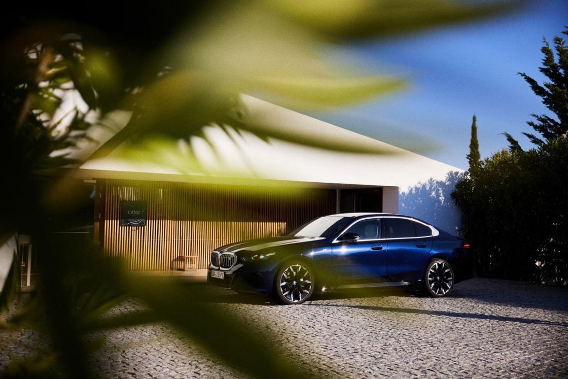 BMW i5 vor L'AND Vineyards