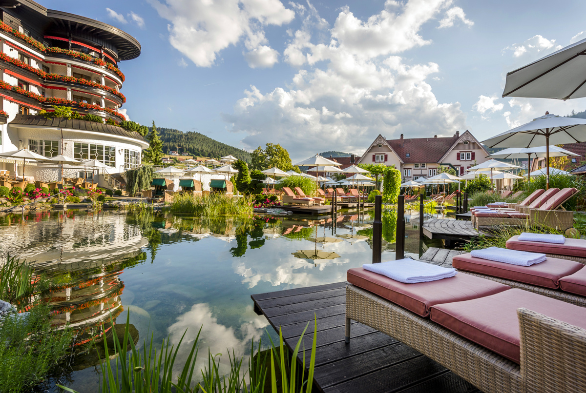 Außenansicht Hotel Bareiss mit Naturschwimmteich