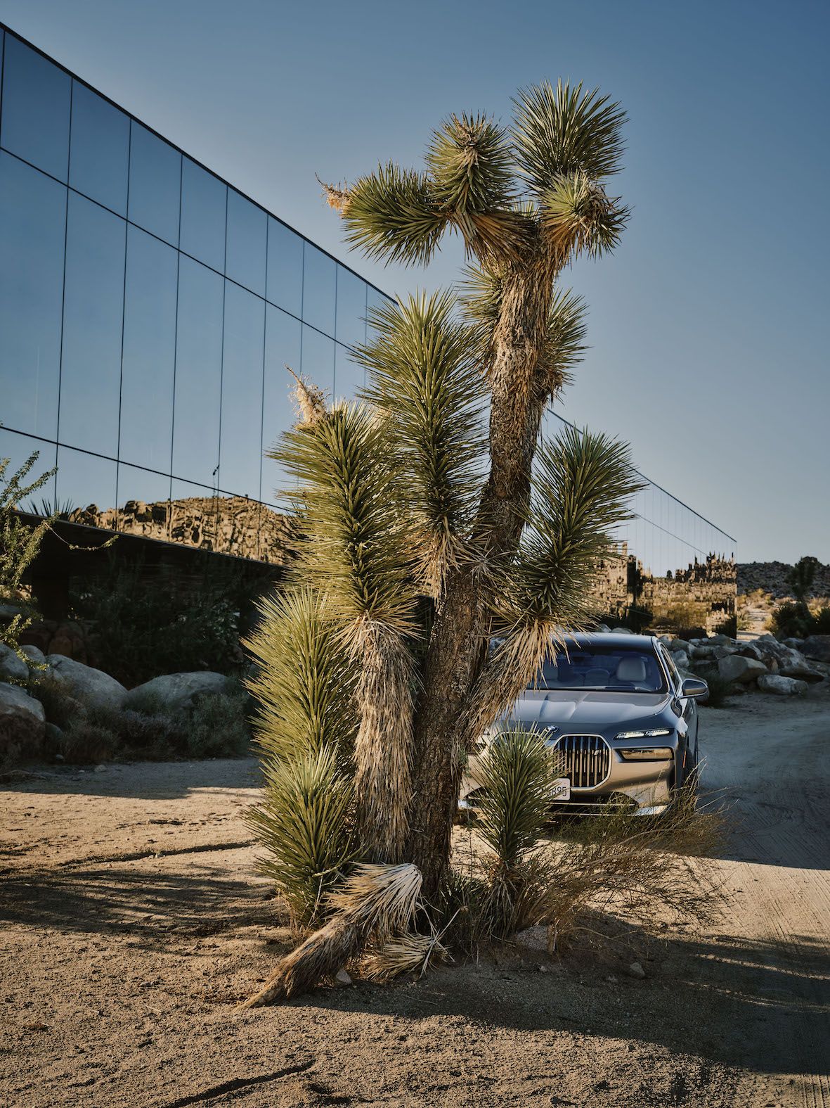 BMW i7 vor dem Invisible House