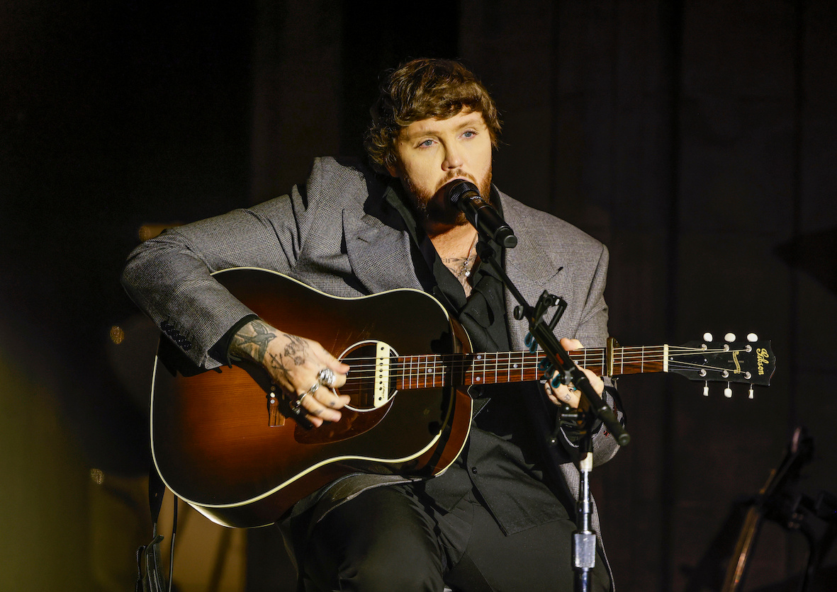 James Arthur an der Gitarre