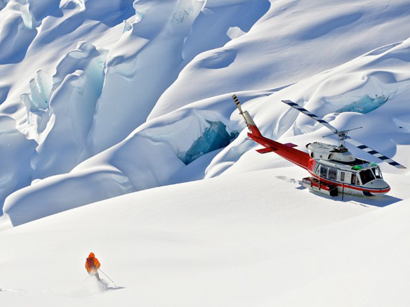 Skifahrer mit Helikopter