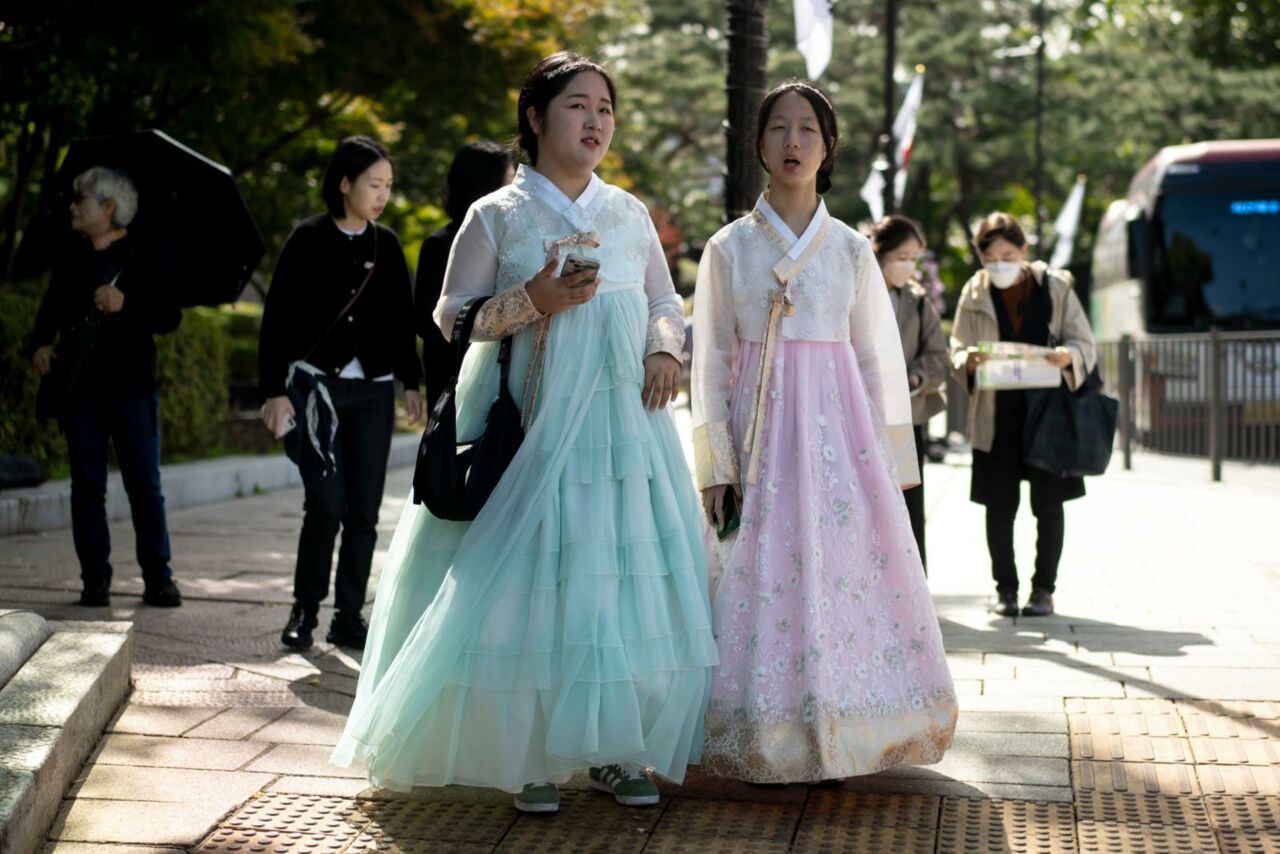 Koreanerinnen in ihrer Tracht 