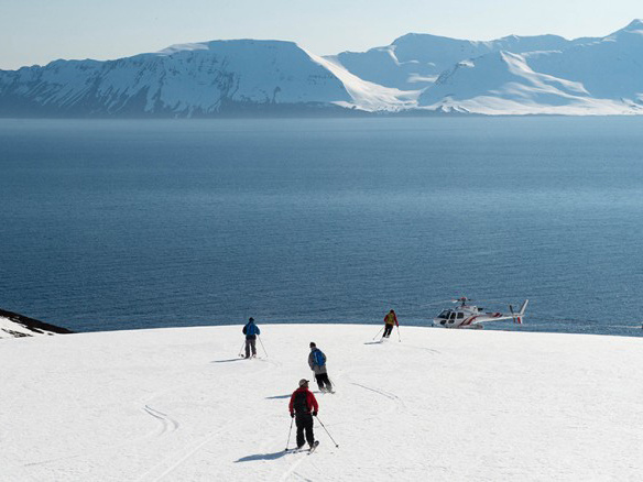 Helikopter und Skifahrer