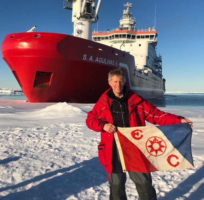 Mensun Bound mit Flagge 