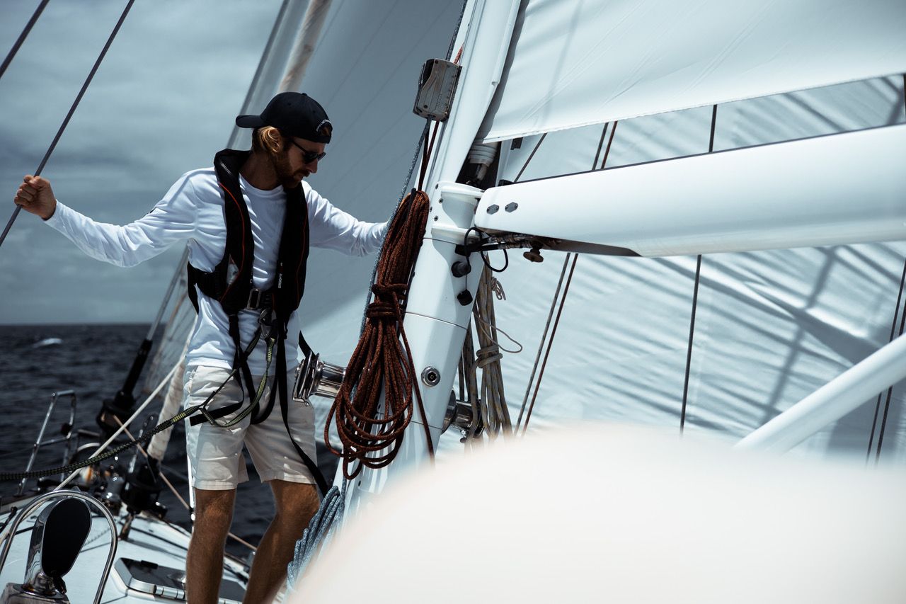 Jan Buese auf der Segelyacht Adhara