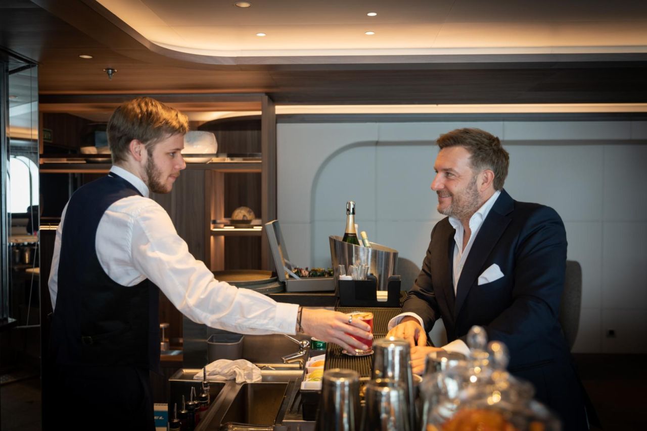 Tim Gutke an der Bar