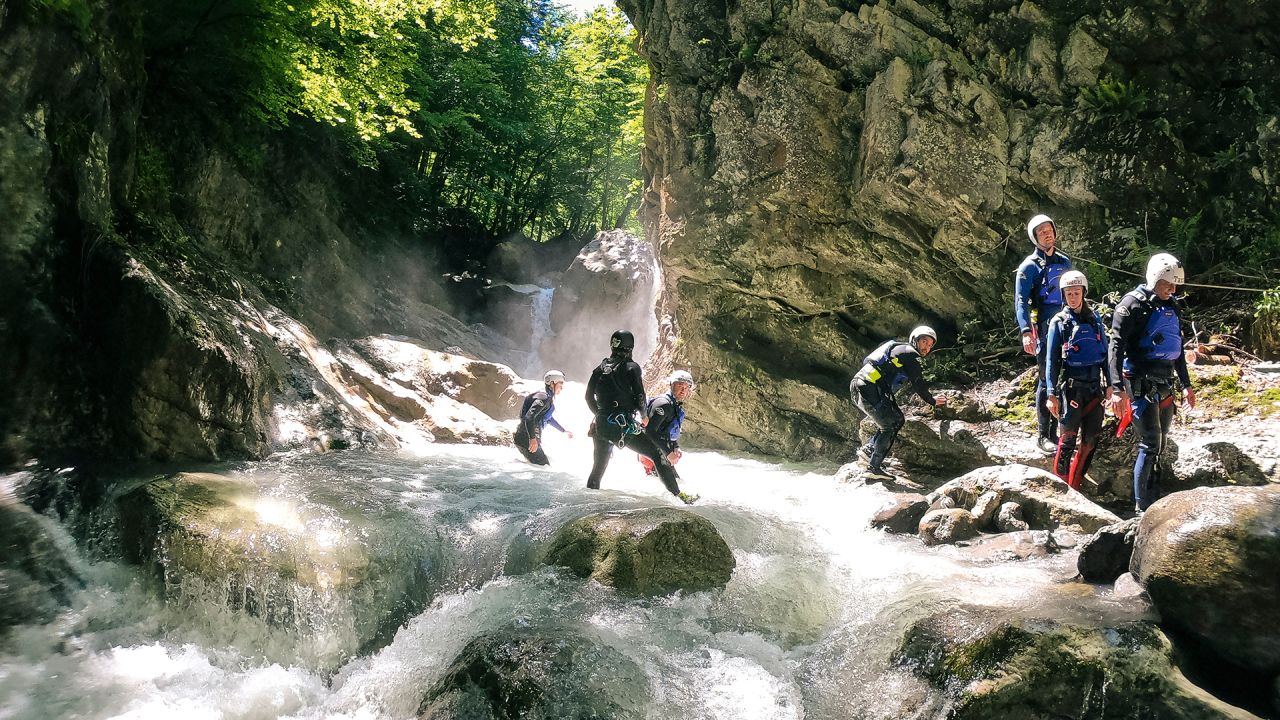 interlaken-canyoning-fluss-warten-sommer