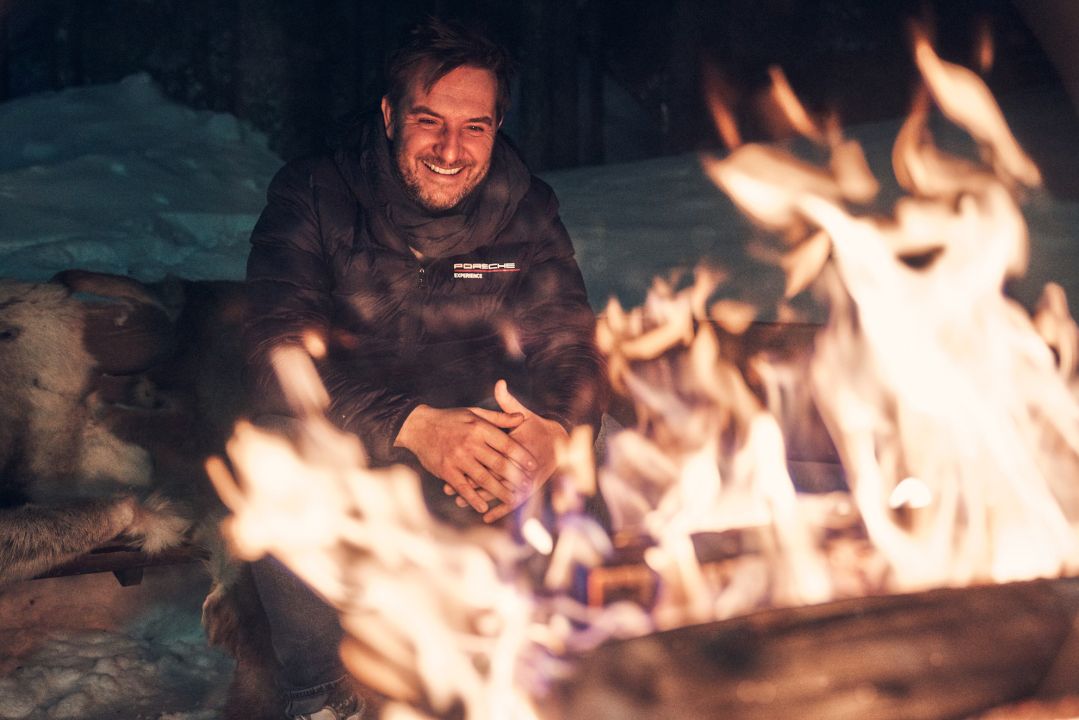 Tim Gutke am Lagerfeuer
