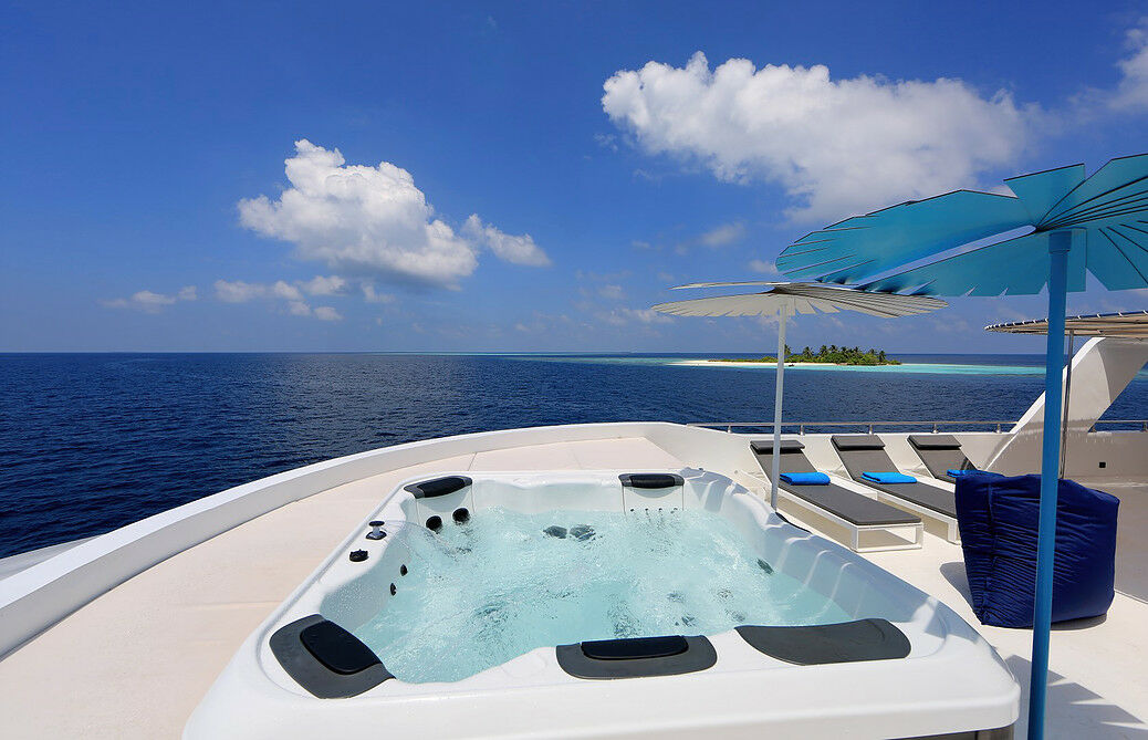 Azalea Yacht Pooldeck