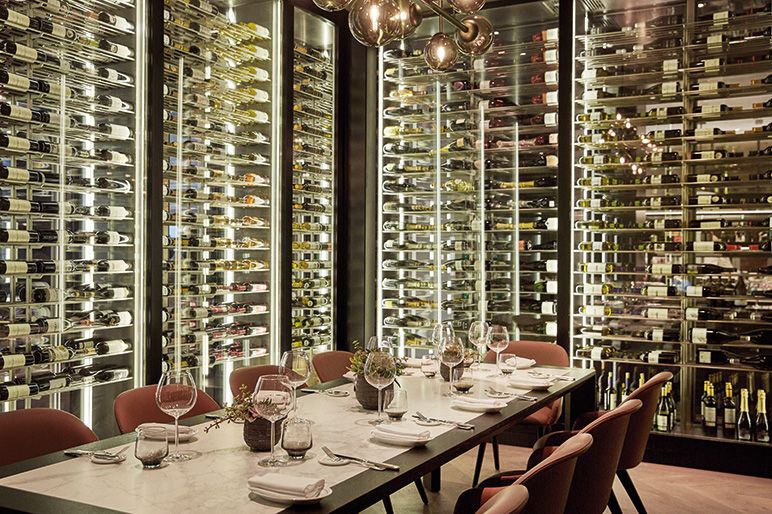 Weinschränke im Separee des Gourmetrestaurants Amós