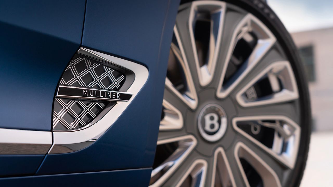 Die lackierten und polierten 22-Zoll- 10-Speichen-Räder verfügen über schwebende, selbstnivellierende Radabzeichen, die beim Drehen der Felge aufrecht bleiben. bentley-gt-mulliner-felgen