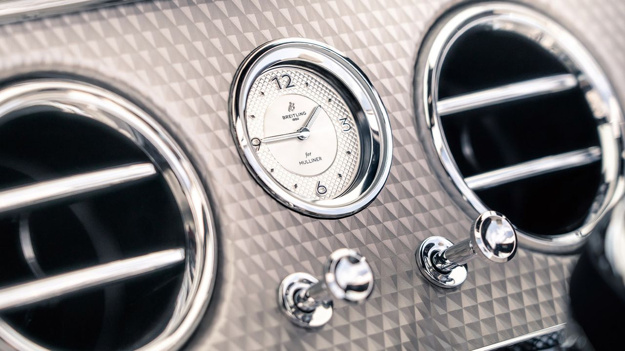 Der Diamanten-Look findet sich auch im Aluminium des Armaturenbretts wie der – hier gefräst. Die Uhr ist von Breit ling und so nur im Mulliner zu haben. Ergänzendes Material: Walnussholz. bentley-mulliner-uhr