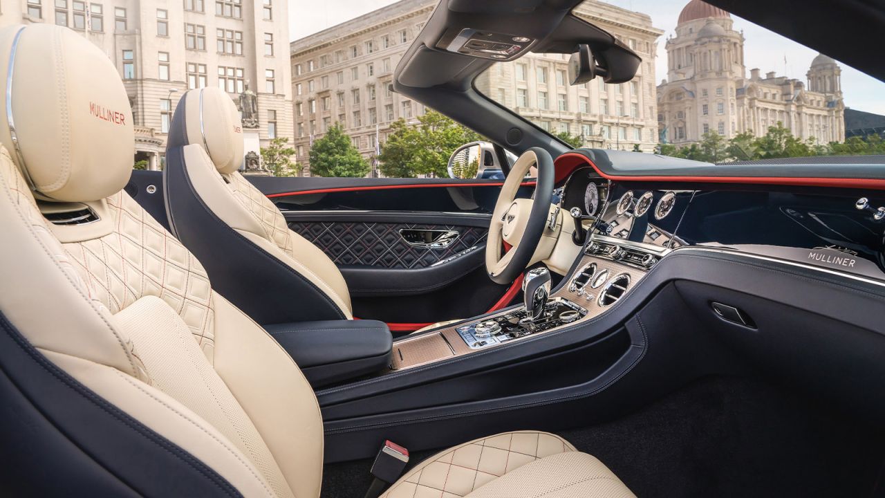 Die einzigartige Lederausstattung weist klar den Mulliner aus und ist exklusiv diesem Wagen vorbehalten. Acht Farbkombinationen stehen dem Kunden zur Verfügung. bentley-gt-mulliner-cockpit
