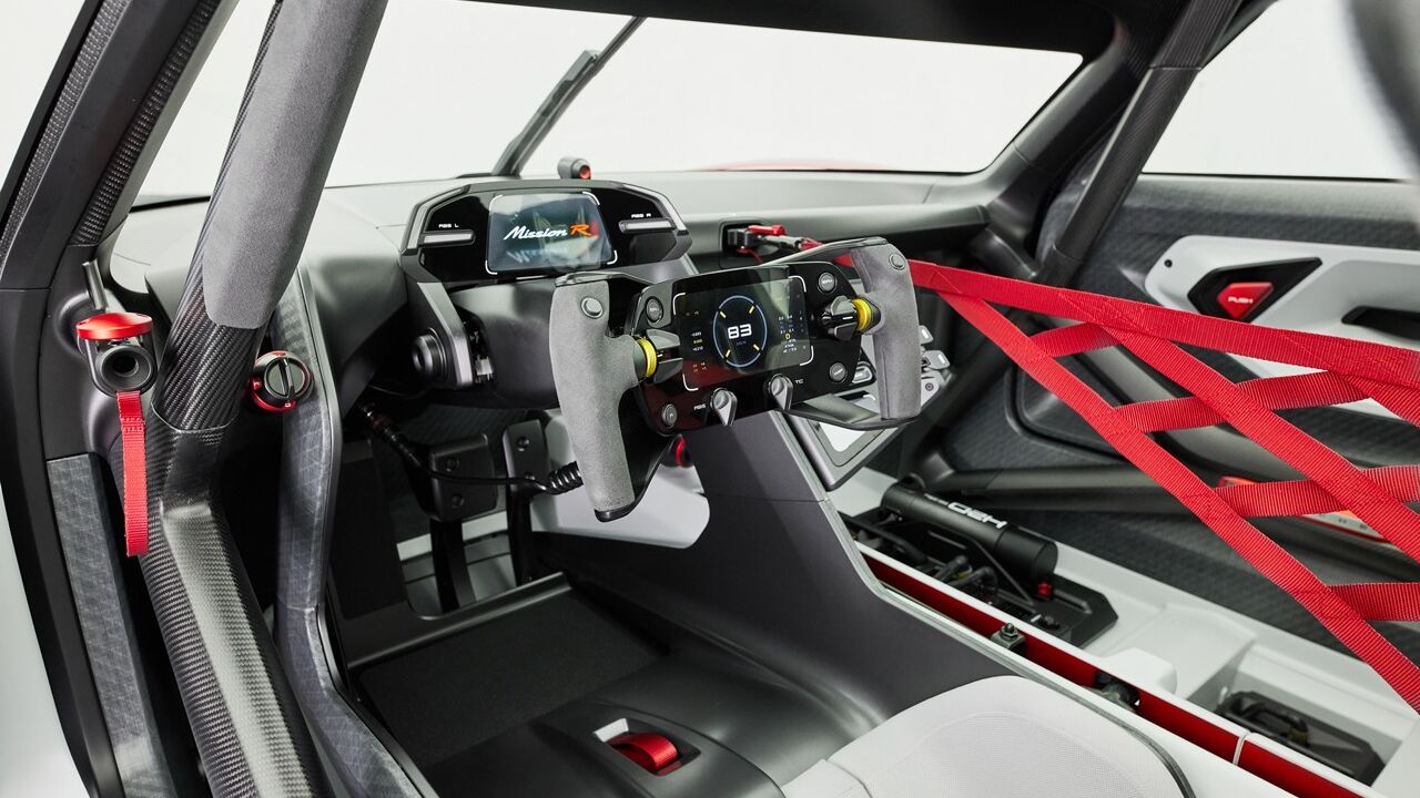 Porsche Mission-R – Interior