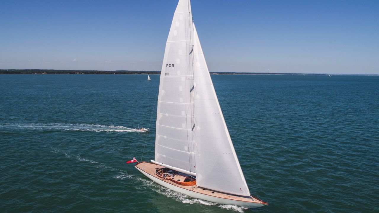 Von Außen scheint die Spirit 111 klassisch und fast unscheinbar. Spirit 111