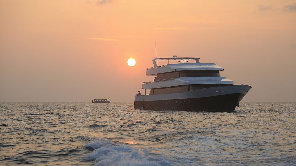 Die Yacht Azalea im sanften Sonnenuntergang über dem Indischen Ozean. Azalea Yacht