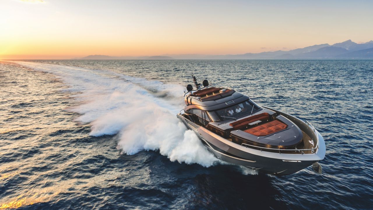 Die AB 80 überzeugt mit ihrem flachen Profil als extrem sportliche Yacht. AB 80