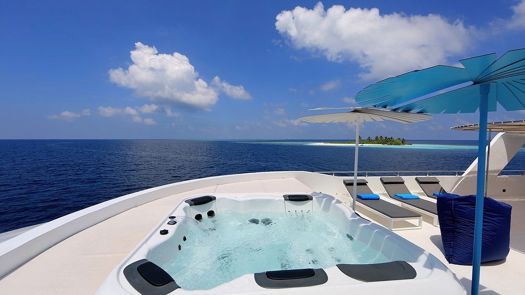 Der Pool an Bord der Azalea – auf Knopfdruck als Whirlpool nutzbar. Azalea Yacht Pooldeck