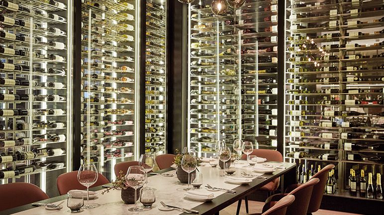 Weinschränke im Separee des Gourmetrestaurants Amós