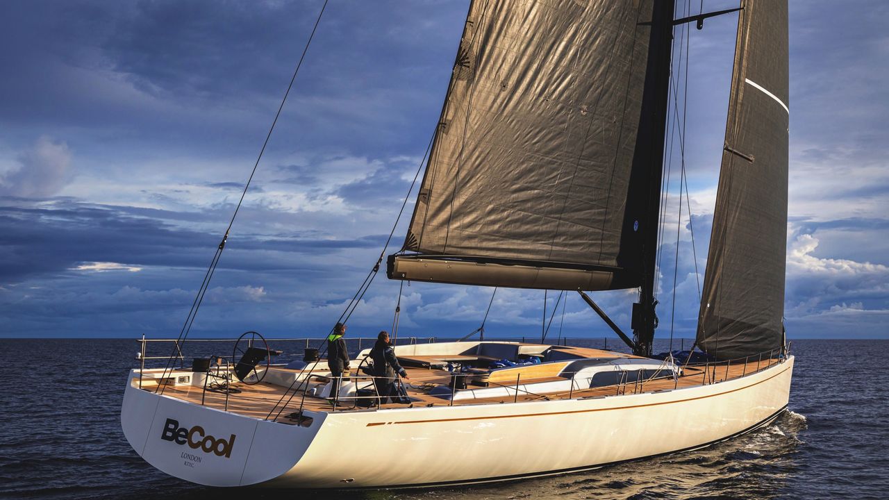 Die Swan 98 wirkt zunächst wie ein elegantes, dennoch herkömmliches Segelboot. Swan 98