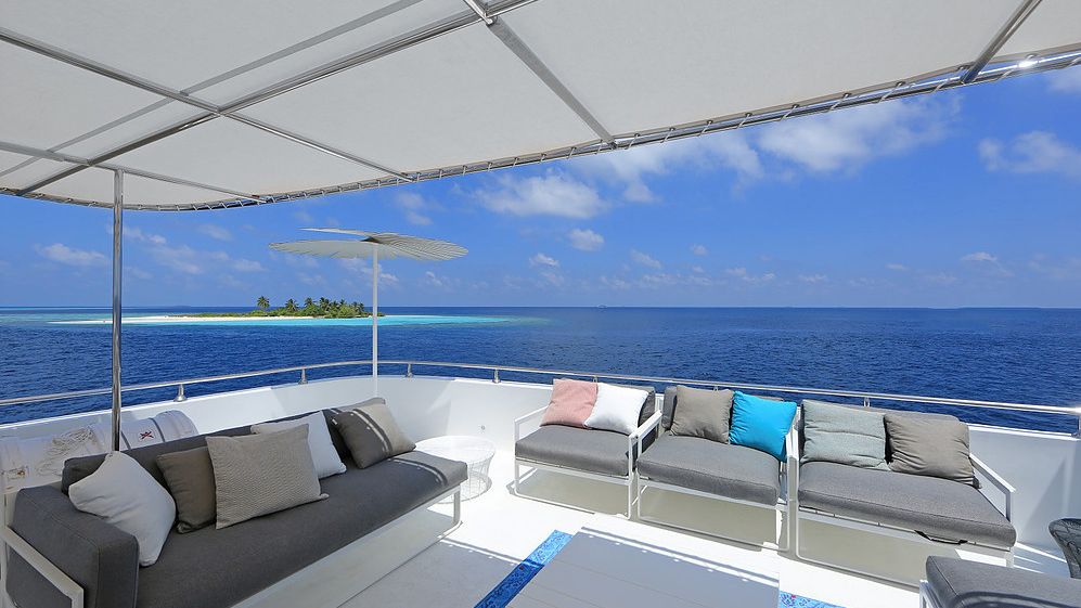 Das Sonnendeck der Azalea lädt zum Entspannen und Vitamin-D-Tanken ein. Azalea Yacht Sonnendeck
