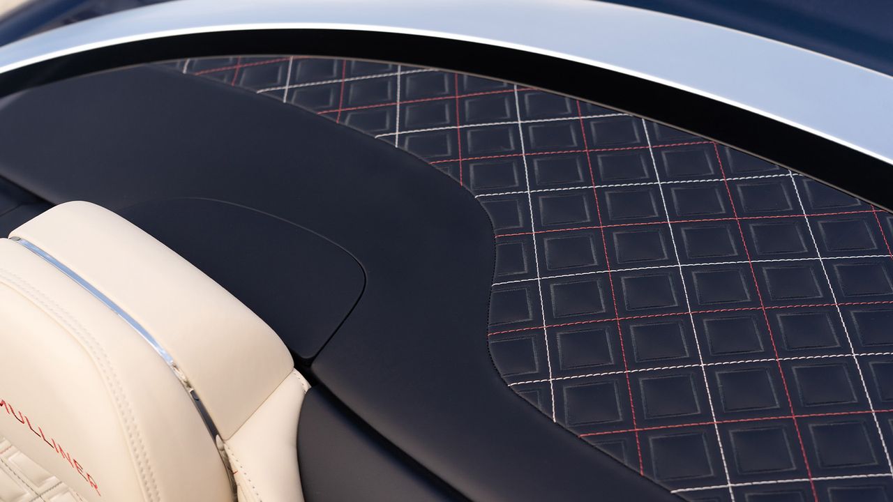 400 000 Stiche sind für die Steppung des Interieurs erforderlich, wobei jeder visualisierte Diamant genau 712 einzelne Stiche braucht. 18 Monate dauerte die Entwicklung des Nähprozesses. bentley-mulliner-verdeck