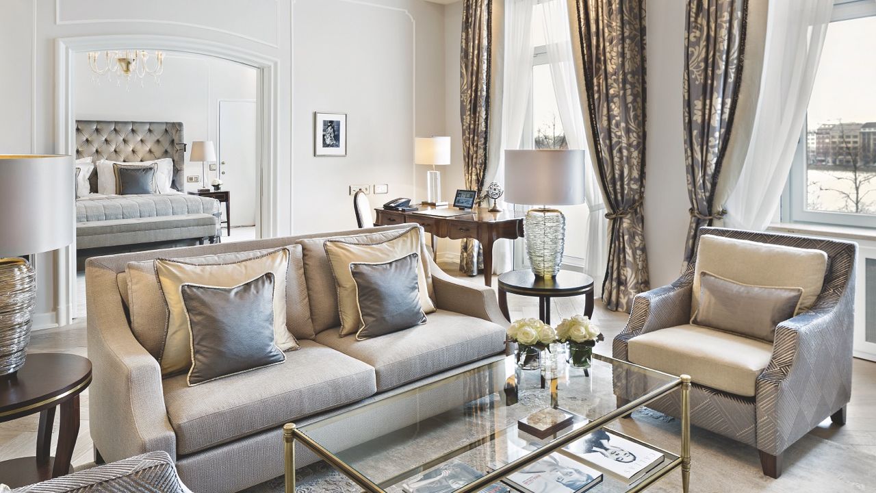 1_Fairmont Hotel Vier Jahreszeiten Hamburg - Celebrity Suite Lakeview - Maria Callas 1 - © Guido Leifhelm Large