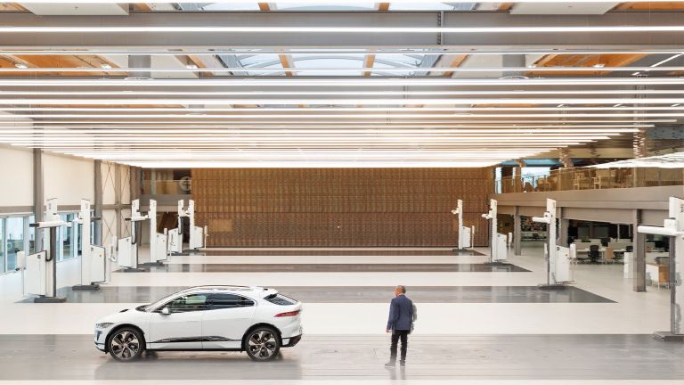 Der Weg in das Heiligtum der britischen Traditionsmarke Jaguar ist nur analog oder blind erlaubt: Das Smartphone muss abgegeben, alternativ die Linse zugeklebt werden. Jaguar Design & Engineering Centre