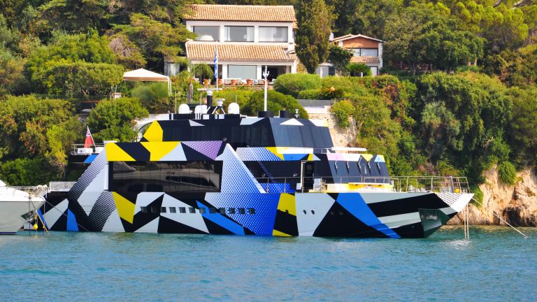 Wenn die Yacht zum Kunstwerk wird: Die „Guilty“ wurde von Jeff Koons designt. Jeff Koons Yacht