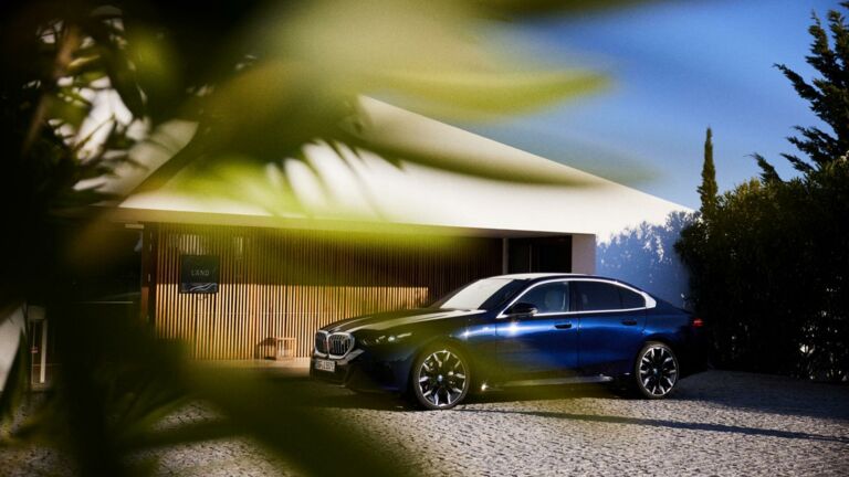 BMW i5 vor L'AND Vineyards