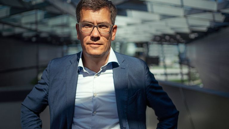 Jens Thiemer auf dem Balkon in der BMW Welt – das Licht fällt durchs gläserne Dach. Jens Thiemer