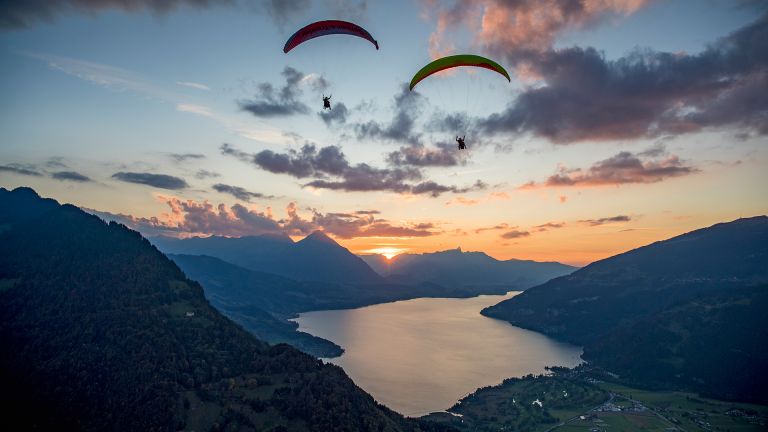 Gleitschirmflüge von der Schynige Platte nach Interlaken bieten herrliche Aussichten und sind unvergesslich. interlaken-luftaufnahme-paraglider-herbst-sonnenuntergang-soft-adventure