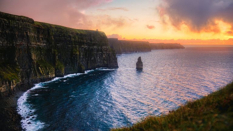 Irland gehört zusammen mit Schottland zur Wiege des Whiskeys. Doch auf der grünen Insel ist man nicht in Tradition verharrt. Im Gegenteil. Hier gibt es jede Menge Innovationen und exklusive neue Destillate. Wir stellen fünf davon vor.  Irland