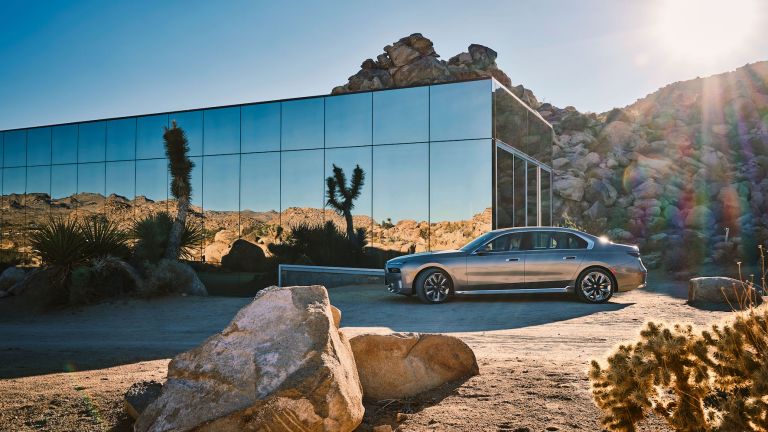 Der BMW i7 und das Invisible House