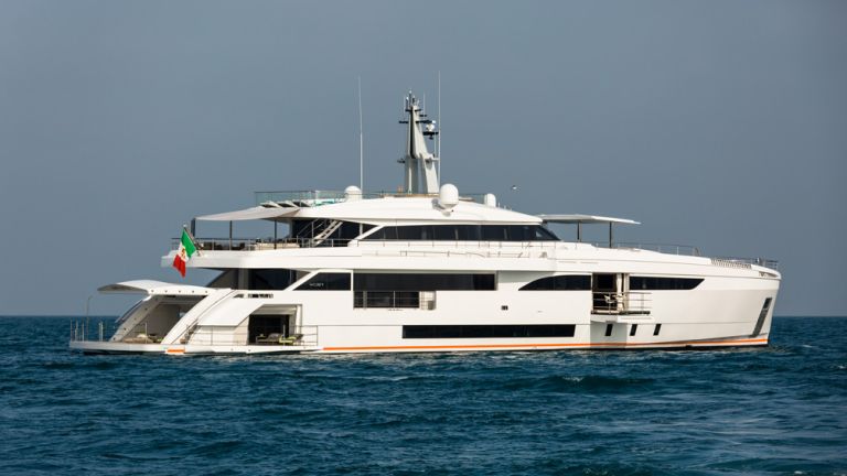 Die Wider 150 Superyacht – ein Beachclub auf hoher See. Wider 150 Superyacht